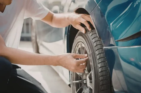 Homme constatant l'état d'usure d'une jante aluminium